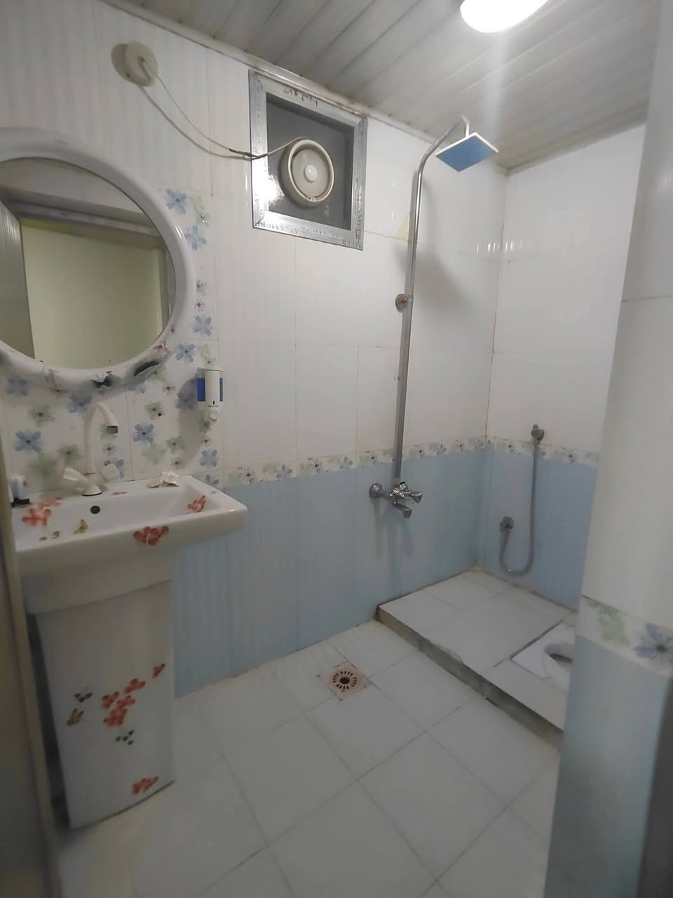 السلام عليكم ورحمة الله... 
يتوفر حجز الانفرادي والحملات في فندق الصادقين 
النفر 5 آلاف دينار 
كذلك يتوفر سكن للطلاب ايجار شهري واسعار مناسبة في فندق الصادقين 
مع كافة وسائل الراحة من الانترنت والتدفئة والتبريد وخط كهرباء ٢٤ ساعة
العنوان كربلاء - المركزية شارع العباس قرب قطع المحكمة
للحجز و الاستفسار الاتصال اوعلى الواتساب ***********
