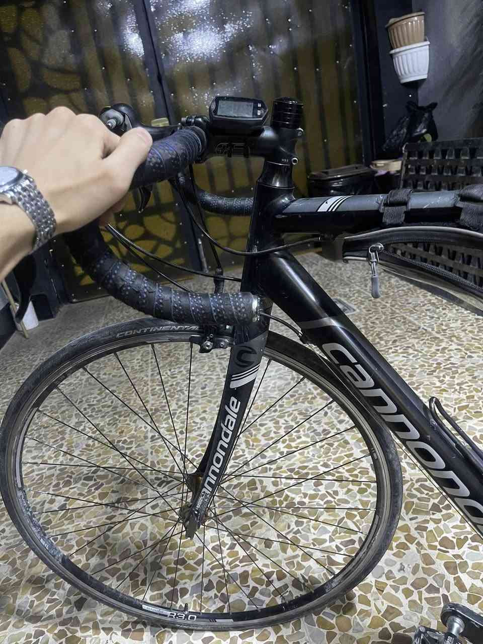 للبيع دراجة احترافية ماركة Cannondale  - (حجم 54) - CAAD8 ✨🚴‍♂️
دراجة Cannondale CAAD8، ماركة عالمية مشهورة، مصممة خصيصاً لعشاق الطريق المفتوح والتمارين الرياضية.
• الفريم مصنوع من الألمنيوم (Aluminum)، خفيف جداً، قوي، ومتين، يخليك تتحكم بالدراجة بكل سهولة.
• الماشة (الفورك) من كاربون فايبر (Carbon Fiber)، وهذا يطيك امتصاص اهتزاز عالي وراحة إضافية بالمسافات الطويلة.
• قياس الإطارات: C700 — 28، إطارات ثابتة، سريعة، ومثالية للطرق المعبدة والطلعات الطويلة.

الدراجة بحالة ممتازة، نظيفة مثل الجديدة، الكير شغال بدون أي مشاكل، والفرامل قوية جداً، يعني أمانك مضمون 100%. التواير بحالة شبه جديدة، الكرسي مريح، كل قطعة بيها مختارة بعناية .

⸻
المميزات اللي تميزها:
• تصميم رياضي وراقي يخليك تطلع بأحلى شكل.
• فريم ألمنيوم خفيف، سهل الحمل والتحكم.
• ماشة كاربون فايبر، تضمن راحة أكبر وتقلل الاهتزاز حتى بالسرعات العالية.
• كير احترافي، يبدل بسلاسة خرافية وكأنك طاير مو راكب.
• إطارات C700 — 28 تعطيك ثبات عالي وسرعة رهيبة.

⸻

هدايا مجانية ويا الدراجة :
خوذة أصلية، تحميك وتكمل ستايلك الرياضي.
مطارة ماء احترافية، تبردك بالطريق.
كامره تصوير مغامرات مستعمله مره وحده .

للتواصل واتساب فقط *********** العنوان موصل 
السعر 450 الف
