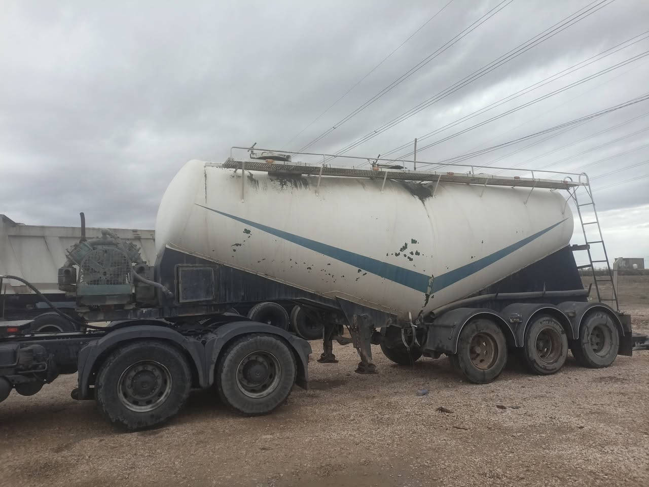 سايلو للبيع جاهز  محرك اربعه بسته ثلاث محاور محور الثالث رفاع سعره 55 بمجال بسيط ***********
