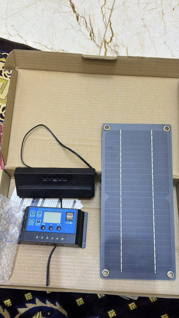 35 الف واصل
1. لوح طاقة شمسية (Solar Panel)

2. منظم شحن 100A   (Solar Charge Controller)

وظيفته الأساسية هي تنظيم الجهد والتيار القادم من اللوح إلى البطارية لحمايتها من الشحن الزائد.
المنظم يدعم نظام 12V/24V وبقدرة تحمل تصل إلى 100A.

3. محول طاقة (Inverter) أو وحدة توزيع

 لتشغيل الأجهزة أو شحن الهواتف مباشرة.


**إذا كنت صاحب هذا الإعلان وتريد حذفه لأي سبب، رجاءا أرسل رسالة إلى الدعم الفني**