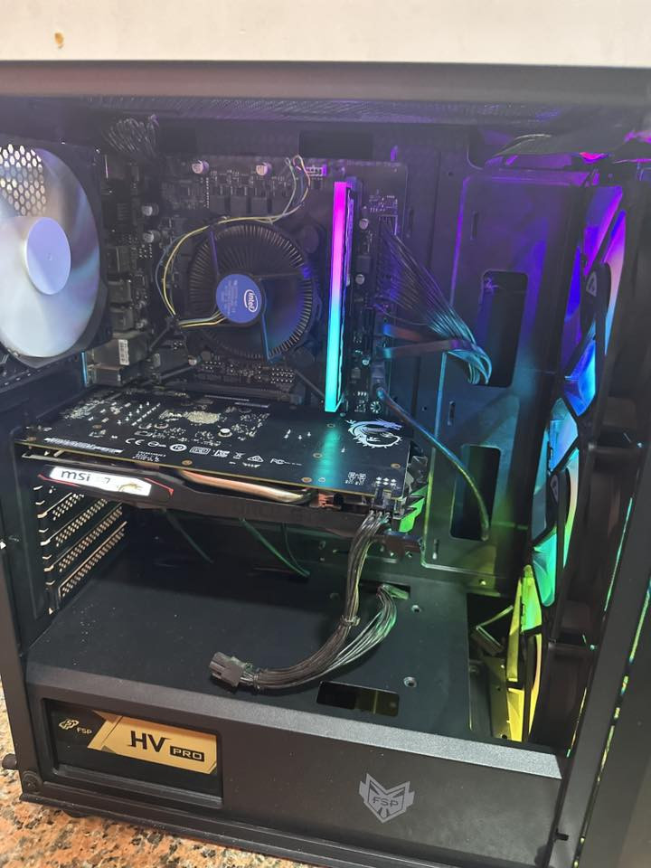 سلام عليكم 
اخواني للبيع كيس نضيفه كلش 

موصفاتها:
كرت gtx 1650 
معالج i3 10f
رامات 8gb 3200 rgb
مذربورد h510m s2h
بورسبلاي 550w hv plus من fsb 
كيس من fsb كلش مرتب 
المبرد نفسه الي يجي ويه المعالج 
سعرها ٤٥٠ الف وبيها مجال بسيط 
للتواصل على هذا الرقم واتساب فقط ***********
مكاني بغداد
