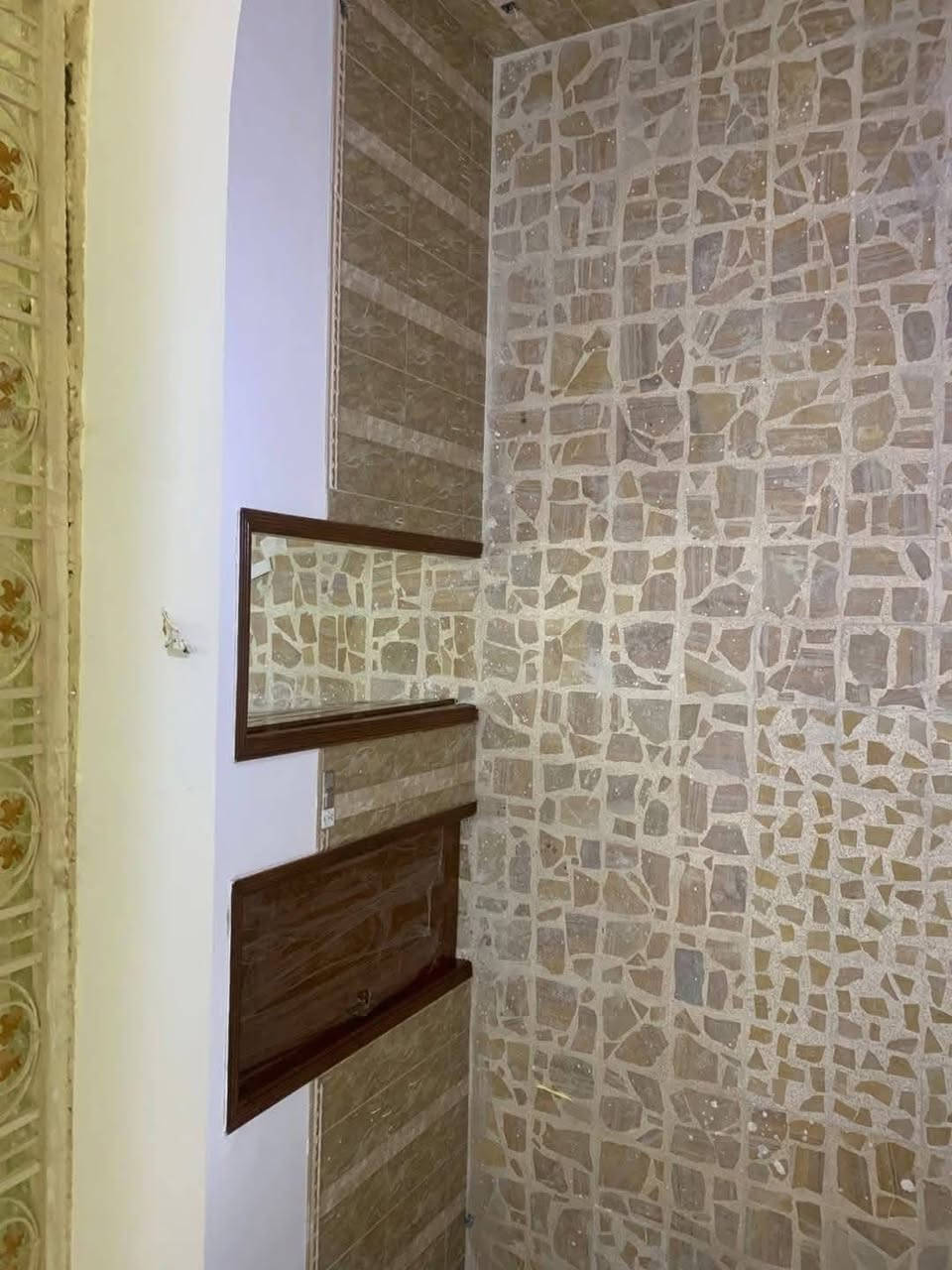 دار مساحه ٢٢٠ متر طابو صرف 
طابقين طابق الاول يحتوي على 
٢ غرف نوم و مطبخ واستقبال وهول 
وصحيات خارجيه وداخليه وحديقه وكراج سياره
طابق الثاني يحتوي على ٣ غرف نوم نظام سويت 
العنوان ام الهوى جديده يبعد عن شارع العام مسافه ١٠٠ م

الاستفسار ***********
