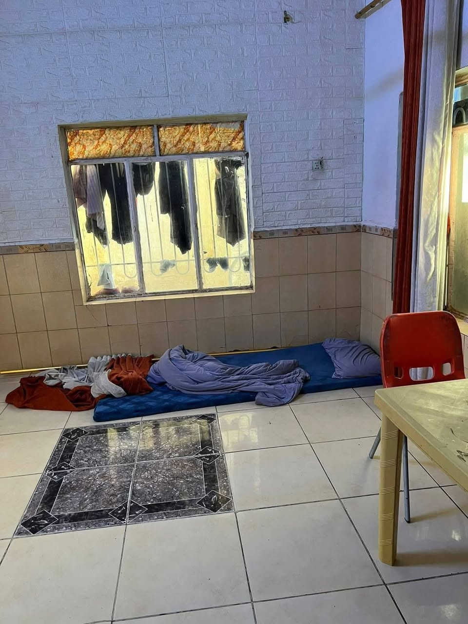 #دارللبيع حي الفرات قريب على السايدين مال كلية الطب
شارع سيد ناصر يقع على ساحة 

المساحة:  226 واجهه 10
طابقين.

الطابق الاول كونكريت: 
. غرفتين 
. صاله
. براني 
. مطبخ. 
. صحيات. 
طارمه 
غرفتين
كونكريت

الطابق الثاني عكاده 

للاستفسار اكثر خاص او واتساب 

***********
