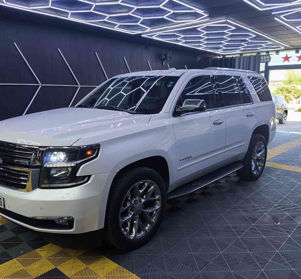 تاهو خليجي مكفولة موديل 2018  برايمر سيارة جديدة على وضع الشركة 
ماشية 106 الف كيلو متر . رقم سليمانية .مكان السيارة البصرة والسيارة بااسمي تحويل ثاني يوم 
مواصفات 
فتحة سلايت رف 
رادار أمامي + جانبي 
دواخل جلد قرميدي المفضل 
-كشنات تدفئة وتبريد
-اشارات ترحيب بالابواب
-بصمة تشغيل والأبواب 
-كانرة خلفية دواره 
-تحكم بدواسة البريك كهربائيا من الداخل+ تحكم باأنارة الداخل 
-اشارات جانبية بالمراية +صندوق كهرباء + كروس سرعة +اشترت كهرباء 
-تدفئة استيرن
-  5   بصمات 
-داتة شو
-فور ويل + ويل 22 الشكل المرغوب 
-حساسات أمامية + خلفية 
- تثبيت سرعة + تشغيل عن بعد 
-ثلاجة + مراية شفط 
-كشن السائق رجاج عنده الخروج عن المسار 
- كراسي الخلفية كهرباء
مواصفات البرايمر معروفة 
مكان السياره البصرة 
السعر  398
رقم التلفون ***********
