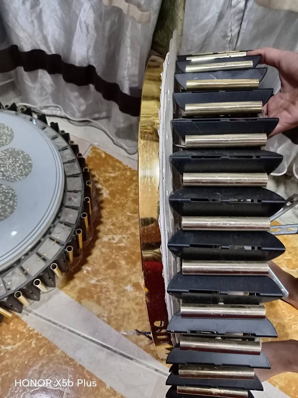 زوج ثريات ام السماعه نضيفات وشغالات وجديدات سعر 75
***********
