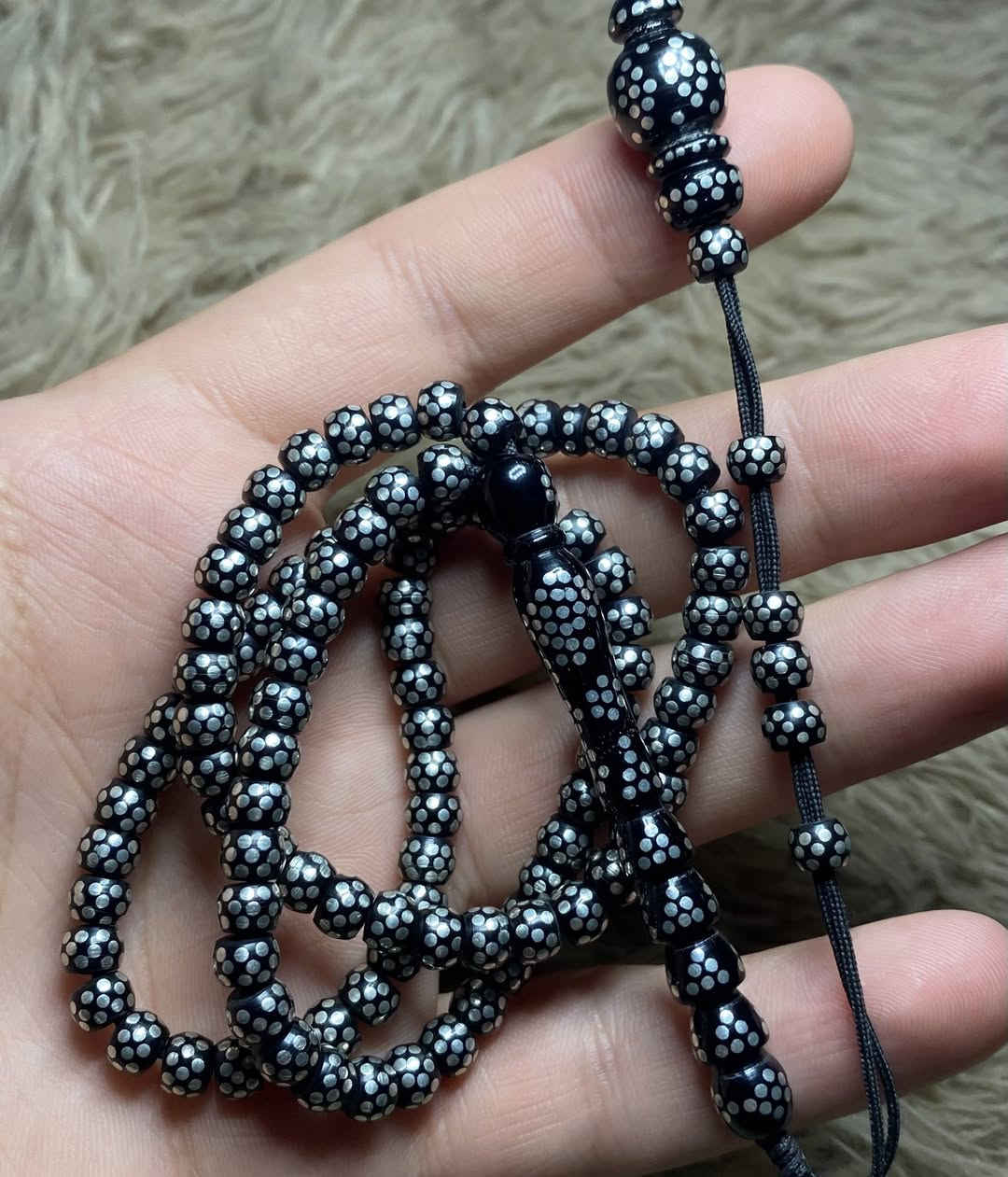 سلام عليكم مسباح تبريزي نارجين تنزيل فضه شغل ايراني احترافي  99 حبة طول الشاهود(6.5 سم) للبيع فقط يوجد توصيل السعر غير مناسب ***********
