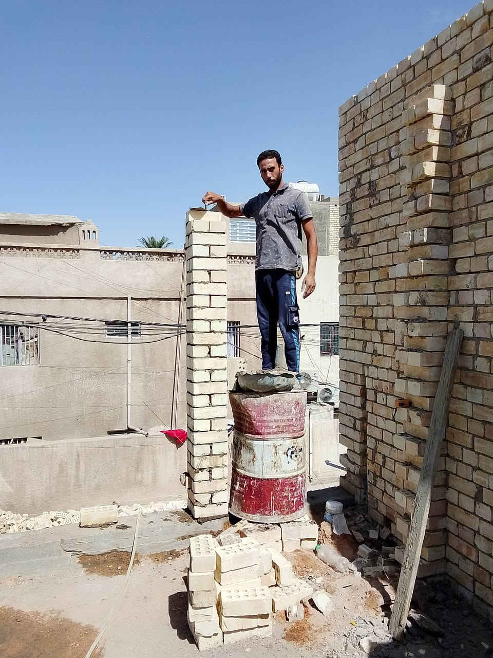 السلام عليكم معاكم ابو احمد خلف البناء معايا كادر بناء مصري شغل درجه اولى ***********
