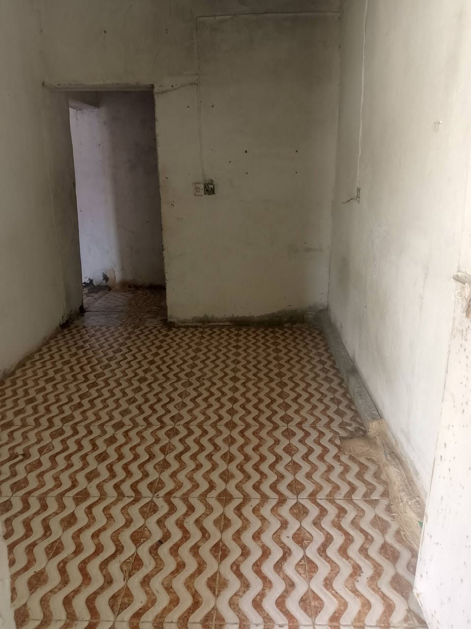 سلام عليكم بيت الإيجار المكان حي الحكيم مقابيل المخازن من جهه الكورنيش ***********
