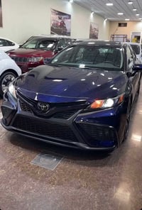 Toyota CAMRY 2022 SE ‎  ‏‎حجم المحرك 4 سلندر (2.5L). ‎  فتحه  ‏‎رادار ...