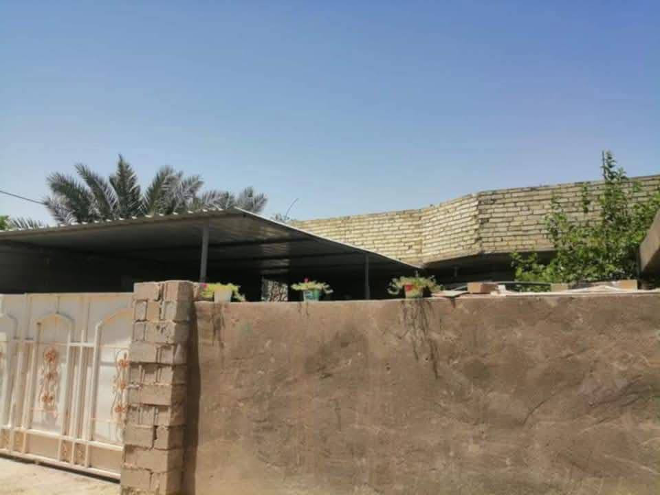 بيت للبيع * المساحه 310 ,,
الواجهه 15,, طابو زراعي سند 25
يحتوي على 3 غرف نوم +استقبال +مطبخ +صاله 
يحتوي على صحيات داخليه و خارجيه 
خدمات كامله ماء مجاري تبليط 
العنوان المحموديه حي بلال داخل فرع الحسينيه 
الاستفسار أكثر 
***********
*********** واتساب او مراسله الصفحه
