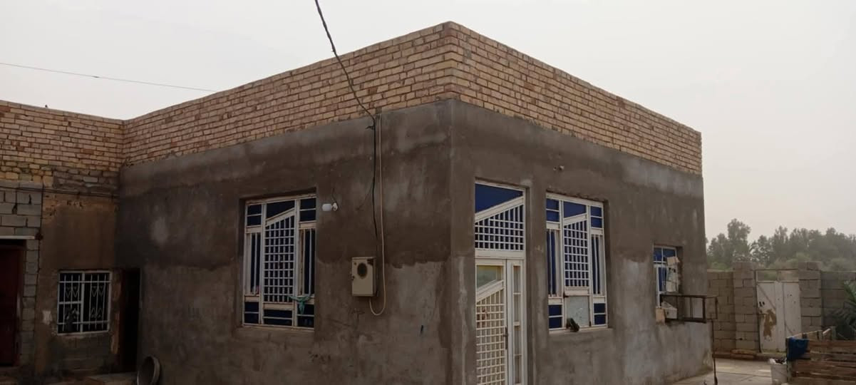 السلام عليكم ورحمة وبركاته 
بيت للبيع مساحة 400 م يحتوي على 3 غرف مساحة الغرفه الواحده 6 في 4 الصاله 8 في 4 صحيات جاهزه 
الموقع منطقة ال رمضان على التبليط مباشر 
على طريق الساده ال سيد حمد 
للاستفسار اتصل على الرقم ***********
