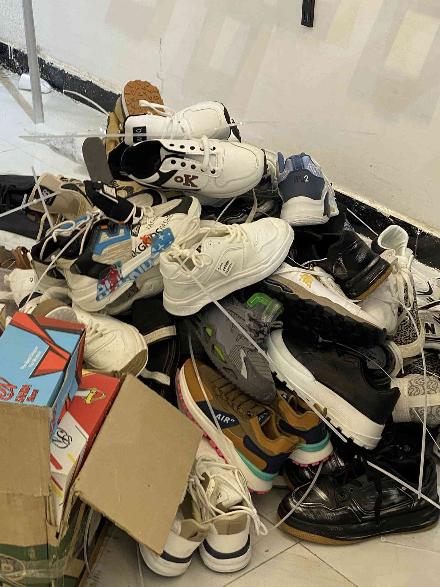 احذيه ماركه نسائي رجالي  ابيع شلعه وحده مصار شهر من فتحت المحل  وريد هسه اعزله الي يحب يجي ياخذهن  فوك. 300زوج  ***********
