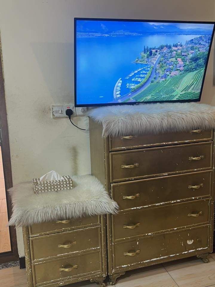 السلام عليكم عندي غرفة خشب  عراقي لون ذهبي للبيع
واتس آب ***********
