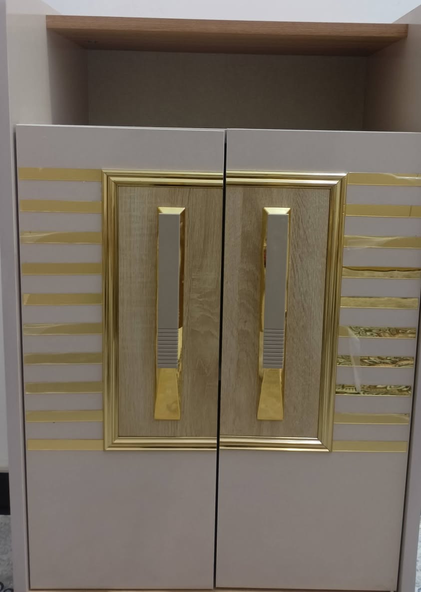 غرفة اخشاب تركيه باكيت كلش جديده بعدهي بنايلونه كنتور ابو الاربعه ميز  ابو المرايه ميز احذيه جربايه وميز مرايه اتصل وتدلل ***********
