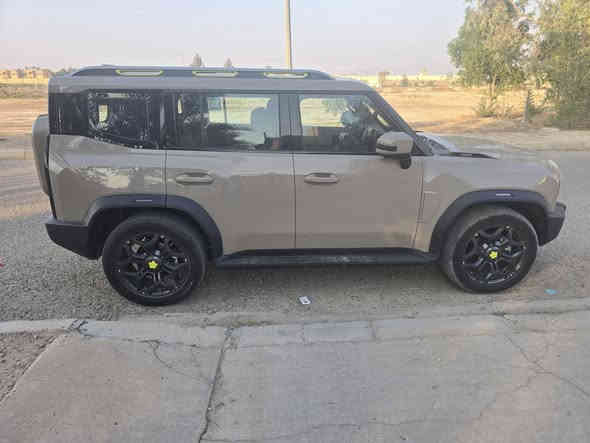 جيتور T2 2025
جيتور T2 2.0L
الموديل: 2025 (خليجي)
العداد: 14000 كم قابل للزيادة
اللون المرغوب صحراوي
مقاعد زيتوني
المحرك: 4 أسطوانات L 2.0 تيربو 254 حصان حقن مباشر
عزم الدوران (نيوتن-م): 390
ناقل الحركة: اوتوماتيكي دبل كلاتش من 7 سرعات
نظام الدفع: نظام دفع رباعي متطور من BorgWarner
الضمان الأساسي: 6 سنوات وعداد كيلومترات مفتوح
ضمان المحرك: 10 سنوات او 1،000،000
بعدها داخل الضمان و الصيانة كلها داخل الشركة
المواصفات:
*فتحة سقف بانوراما 1.1م
*إطارات قياس 20 إنچ
*الصندوق شفط
*الشباك الامامي المضاء  بجيتور
*مثبت سرعة مع رادار تفاعلي
*نظام القيادة شبه الذاتية
*نظام الكبح التلقائي في حالة الطوارئ
*نظام تحذير الاصطدام الامامي والخلفي
*كاميرات محيطية 540 درجة
*حساسات أمامية وخلفية
*نقطة عمياء
*نظام تحذير مغادرة المسار
*نظام المساعدة للبقاء في المسار
*شاشة التحكم بقياس 15.6 إنچ
*شاشة القيادة بقياس 10.25 إنچ
*نظام صوتي متطور 12 سماعة من Sony
*نظام أبل كاربلاي وأندرويد أوتو لاسلكي
*نظام اوامر و تحكم صوتي
*مقصورة الركاب من الجلد الفاخر والكنتارا
*مقعد السائق والراكب كهربائي
*مقاعد السائق والراكب مبردة
*مقاعد السائق والراكب مزود بذاكرة لحفظ 3 وضعيات الجلوس
*إنارة ترحيبية مع إنارة محيطية متعددة الالوان
*مصابيح أمامية وخلفية أوتوماتيكية LED
*المرايا الجانبية قابلة للطي كهربائياً ومدفئة
*دخول ذكي و تشغيل عن بعد
*خاصية إغلاق نوافذ وفتحة السقف عن بعد
*شاحن هاتف لاسلكي سريع
*نظام تنقية الهواء PM2.5 وفلتر N95
*مسند الذراع الوسطي مع ثلاجة
*انماط قيادة متعددة للطرق الوعرة
*وسائد هوائية امامية و جانبية عدد 6
*ماسحات الزجاج الأمامي مع حساس للمطر
*دوسات جانبية
*نظام الفرامل الأوتوماتيكي Autohold
*نظام التحكم بنزول المنحدرات
*نظام المساعدة لصعود المرتفعات
*نظام مراقية ضغط الاطارات
السعر : ٣٩ مليون
***********
