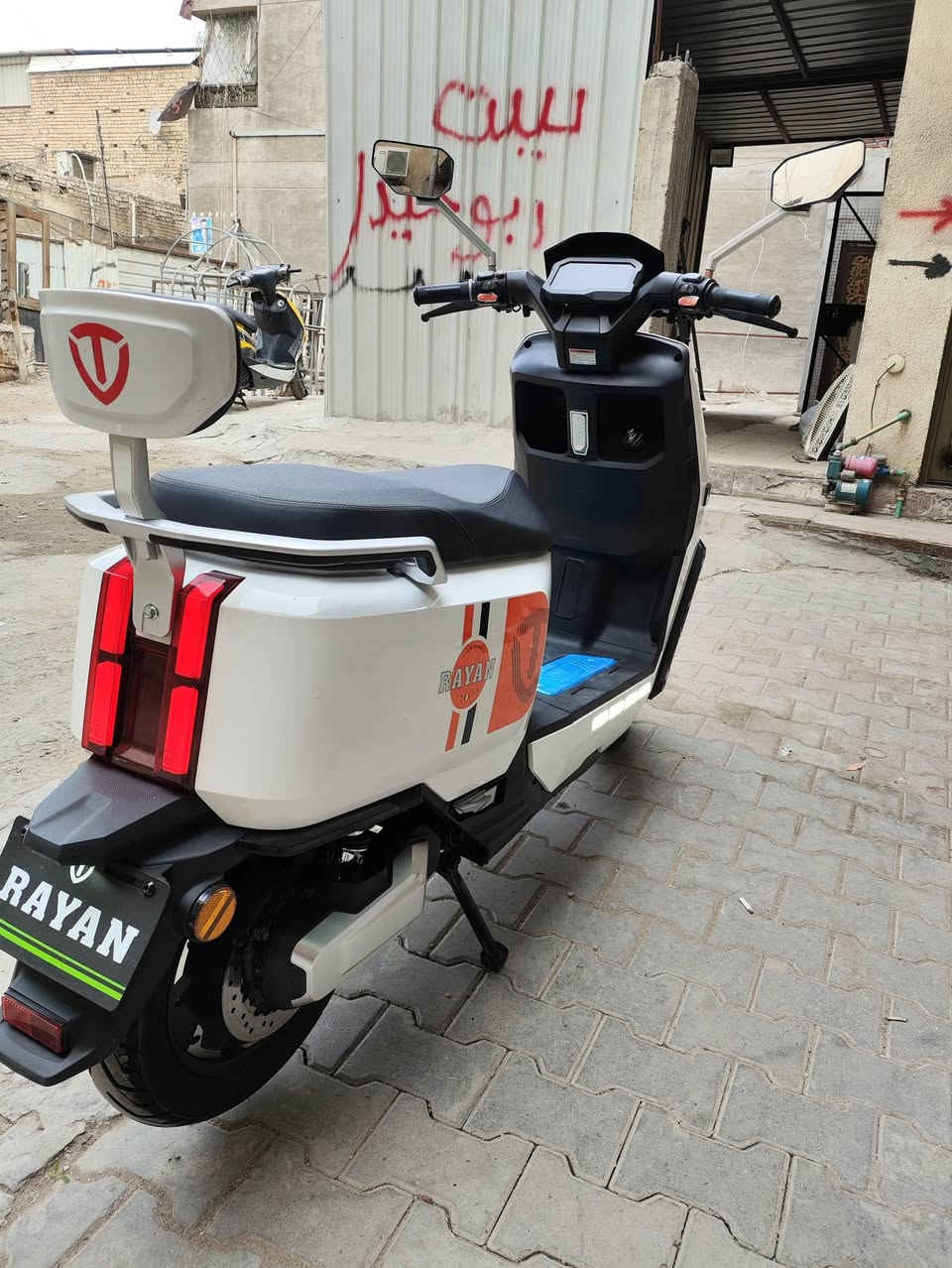 السلام عليكم دراجة شحن وحش الكون جديد زيرو استعمل 15 يوم 6 بطارية مسطرة وصل موجود *********** سعر 950 عنوان بغداد سوك الغزل سرعه 80 حقيقي  ملف بقدرة 2000 واط
