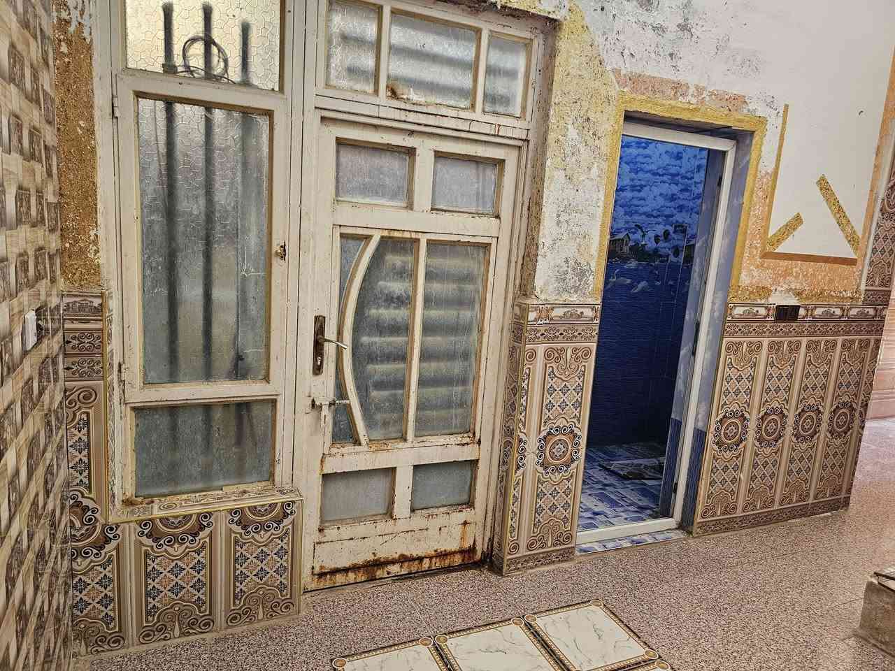 السلام عليكم
بيت ١٠٠ متر 
بالموظفين ( خلف الشيشان )
طابو 
مسلح 
المنطقة خدمات كامله 
السعر ٧٥ وبي مجال 
للاستفسار ***********
