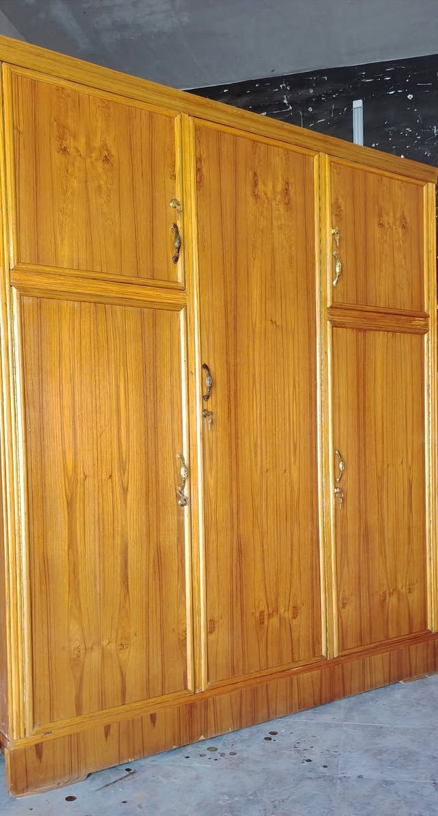 كناتير ٣ابواب اخو الجديد ضهره الارتفاع مترين و٢٠ والعرض متر و٨٠ جرجوبة سعره ٢٠٠ وكنتور ٥ ابواب داخل وخارج حتى الضهر صاج جرجوبة الارتفاع مترين ونص والعرض ٣امتار السعر ٣٠٠ مكاني بغداد الشعلة هاتف *********** وبيه واتساب موجود توصيل بكروة بغداد فقط

