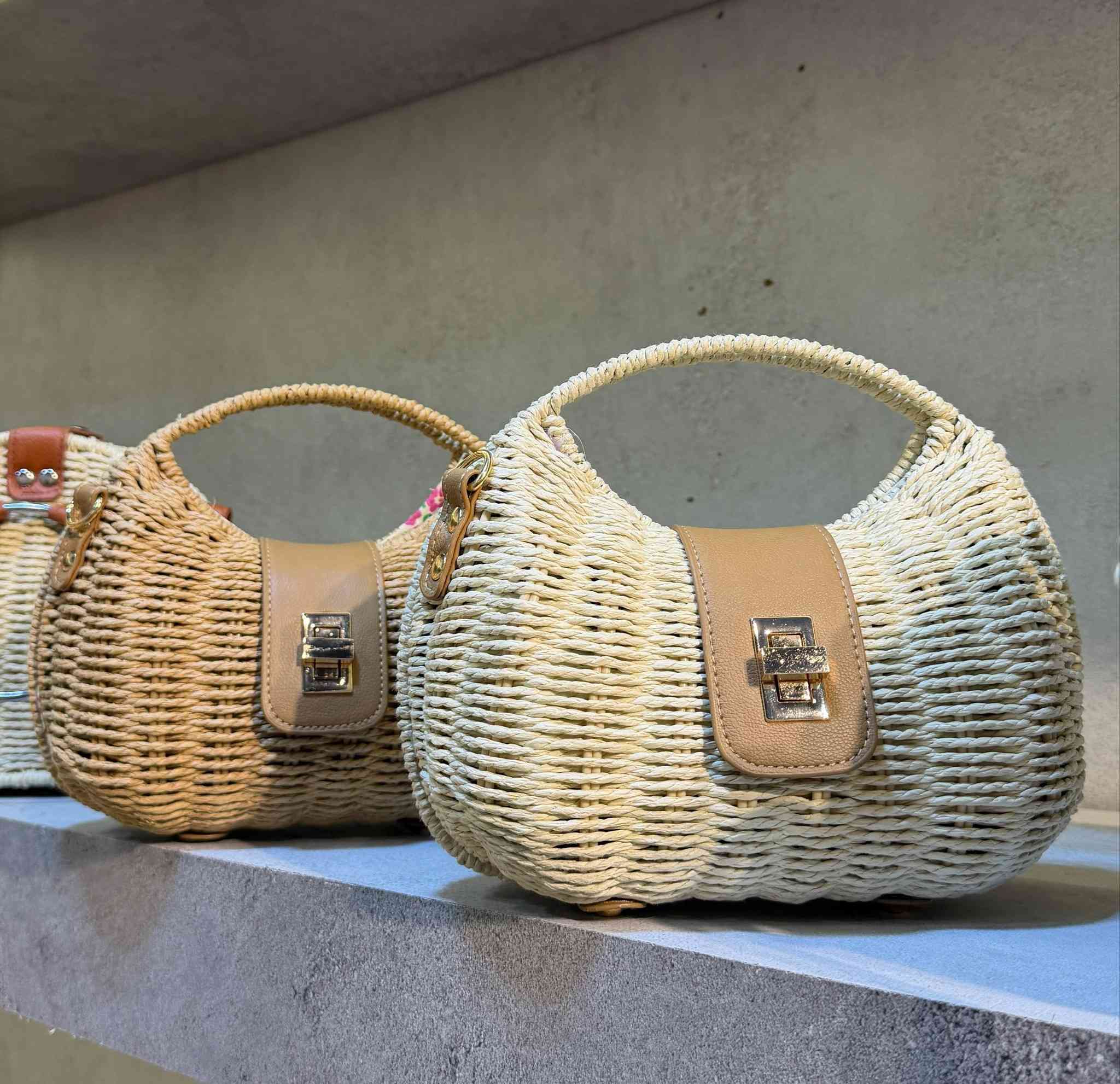 جنطة خوص شغل من الطراز الرفيع 😍
متوفرة ب 22 موديل 
كل موديل لونين ( اللون البيجي واللون الجوزي )
الدرزن 12 قطعة 
للحجز والاستفسار 
***********
https://t.me/zmkaton
