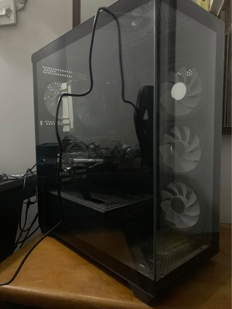 🔥 للبيع PC Gaming قوي جداً – حالة ممتازة  

المواصفات:  
• معالج i5 الجيل 14 (14400F)  
• كرت شاشة RTX 4070 Super 12GB  
• رام 16GB DDR5  
• SSD NVMe 1TB سريع جداً  
• مذربورد B760 DDR5  
• باور 750W  
• كيس RGB + تبريد ممتاز  

✅ يشغل كل الألعاب الحديثة Ultra  
✅ مناسب مونتاج + ستريم  
✅ استخدام خفيف ونظيف  
✅ الجهاز بارد وما بي مشاكل  

💰 السعر: 1,600,000 دينار (قابل للتفاوض البسيط)  
📍 الموقع: حي الجامعه بغداد
لا يوجد توصيل
*********** Colombo, Sri Lanka
