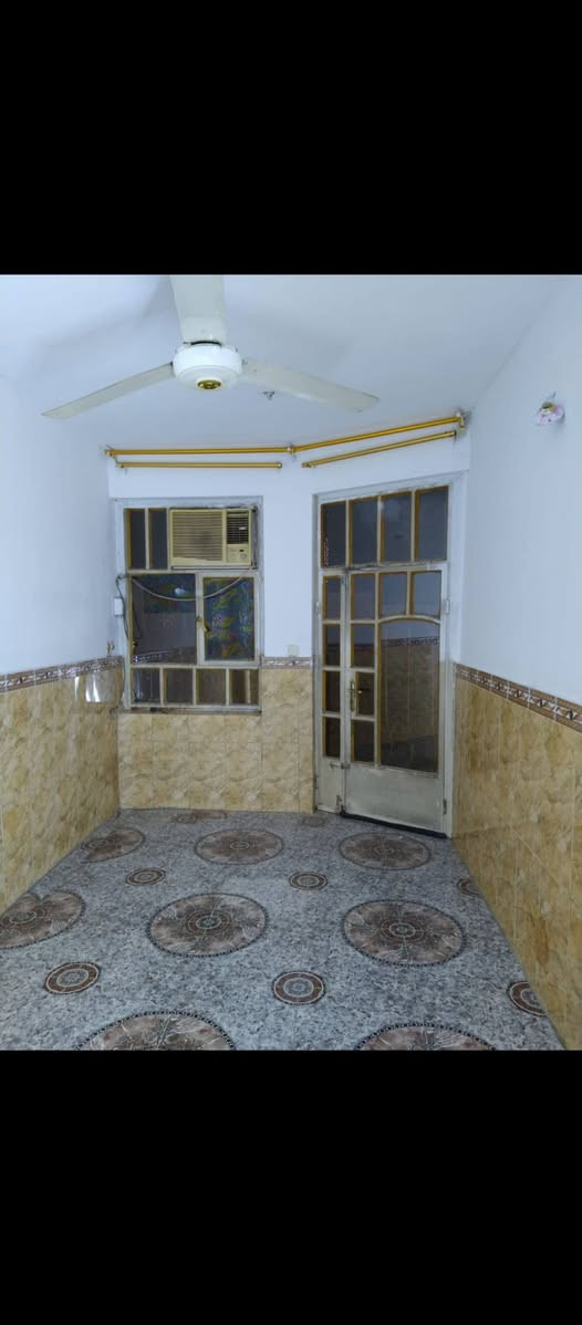 بيت في منطقة الزعفرانية شارع الكهرباء بفرع أسواق السلام بالقرب من ملعب ترتان علي الحيالي  مساحة البيت 125 بناء نضيف جداً يحتوي على غرفة استقبال وغرفة نوم وصالة ويحتوي على مطبخ واحد وعلى حمامات عدد 2 ومناور عدد 2 وكراج سيارة
اقل مدة ايجار 6 اشهر أو سنه 
الايجار الشهري 400 الف
الاتصال ***********
