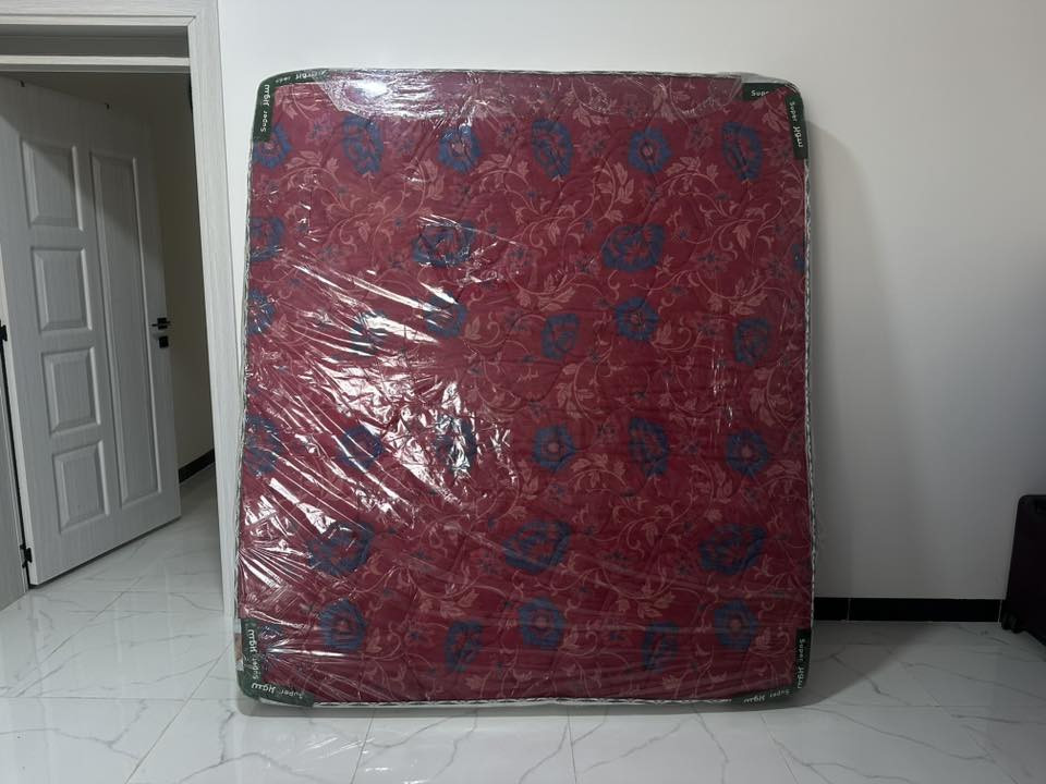 دوشك نفرين قياس 180x200 ما بي اي عيب مستعمل قليل قرابة شهرين السعر 45 الف للاتصال ***********
