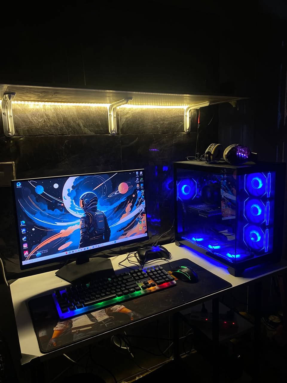 حاسبة للبيع
مذربورد asus 2025 
بروسسر (معالج) AMD Ryzen5 5500
رامات puskill 16 گيگا DDR4
كارت شاشة msi نيفيديا RTX 3050 
اقصى اعدادات بكل الالعاب تشتغل مرتاحة 

الكيس herogear xL 2025  
7 فان rgb بي تقريبا 10 الوان وتحكم 
كيبورد jertech rgb 
ماوس وسماعات محيطي rgb 
سماعات خارجية حلوة صوتها مرتب وعالي 
جويستك gamesir t4w كلش مرتب وحلو بالالعاب 
ماوس باد جبير 

شاشة msi قياس 24 
180فريم تنطي 

الميز ممتاز 120*60 
ارتفاع 80
سعر 900 
رقمي ***********
