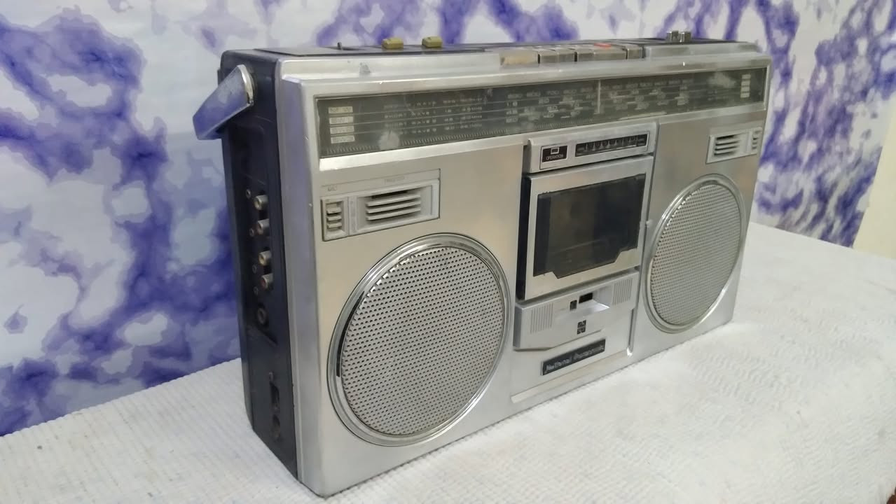 جهاز ماركة National Panasonic 
ياباني أصلي 
شغال راديو 4 موجات بدون اف ام
مع اواكس 
السعر 35 الف مع التوصيل 
***********
