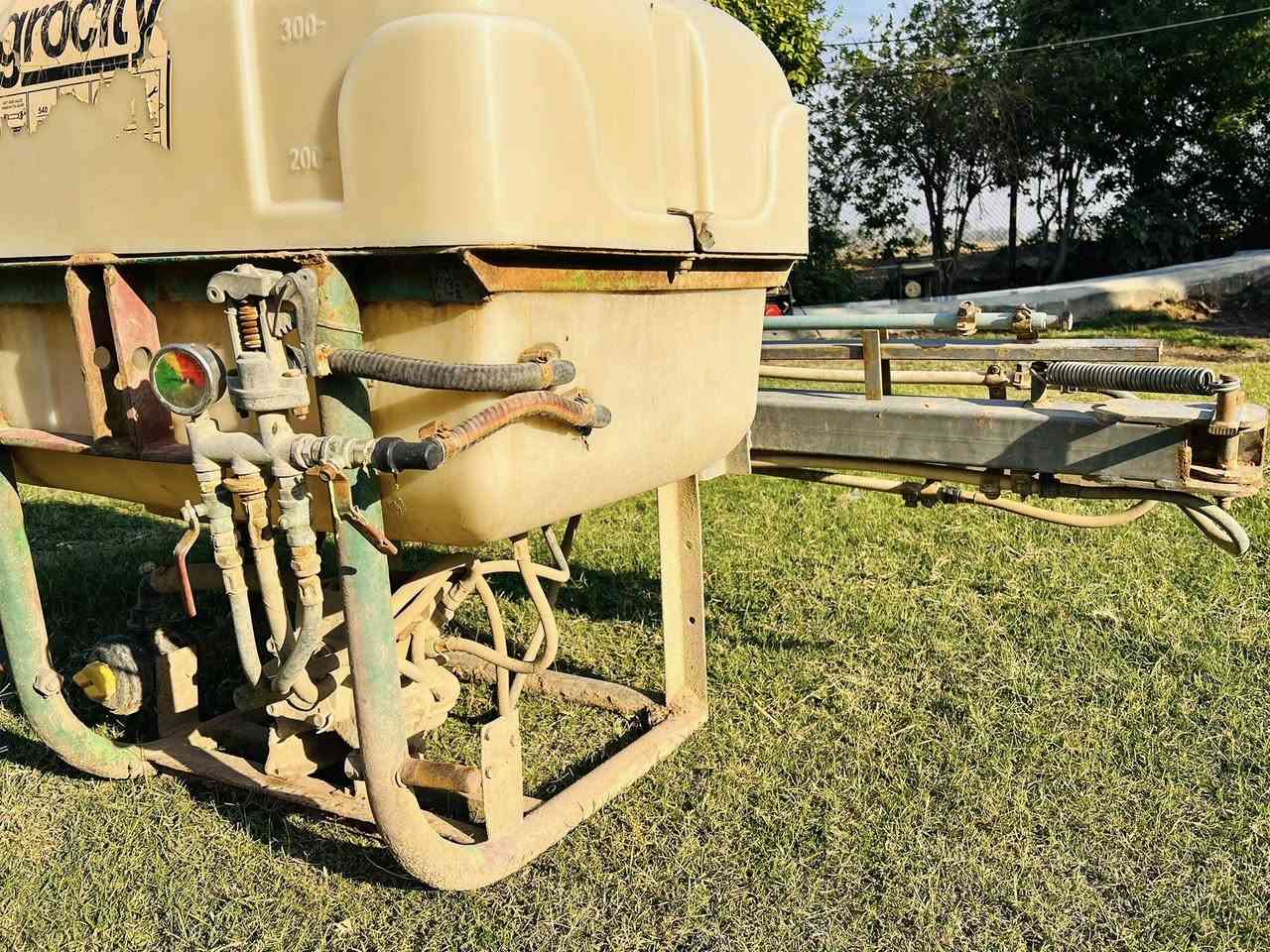 السلام عليكم مرشه 400لتر جناح ثقيل مرشه جاهزه ماعده الدبه بيها فطر زغير سعر مناسب  250 الف للستفسار *********** كاردن وصونده ويها مكانها واسط قضاء الزبيديه
