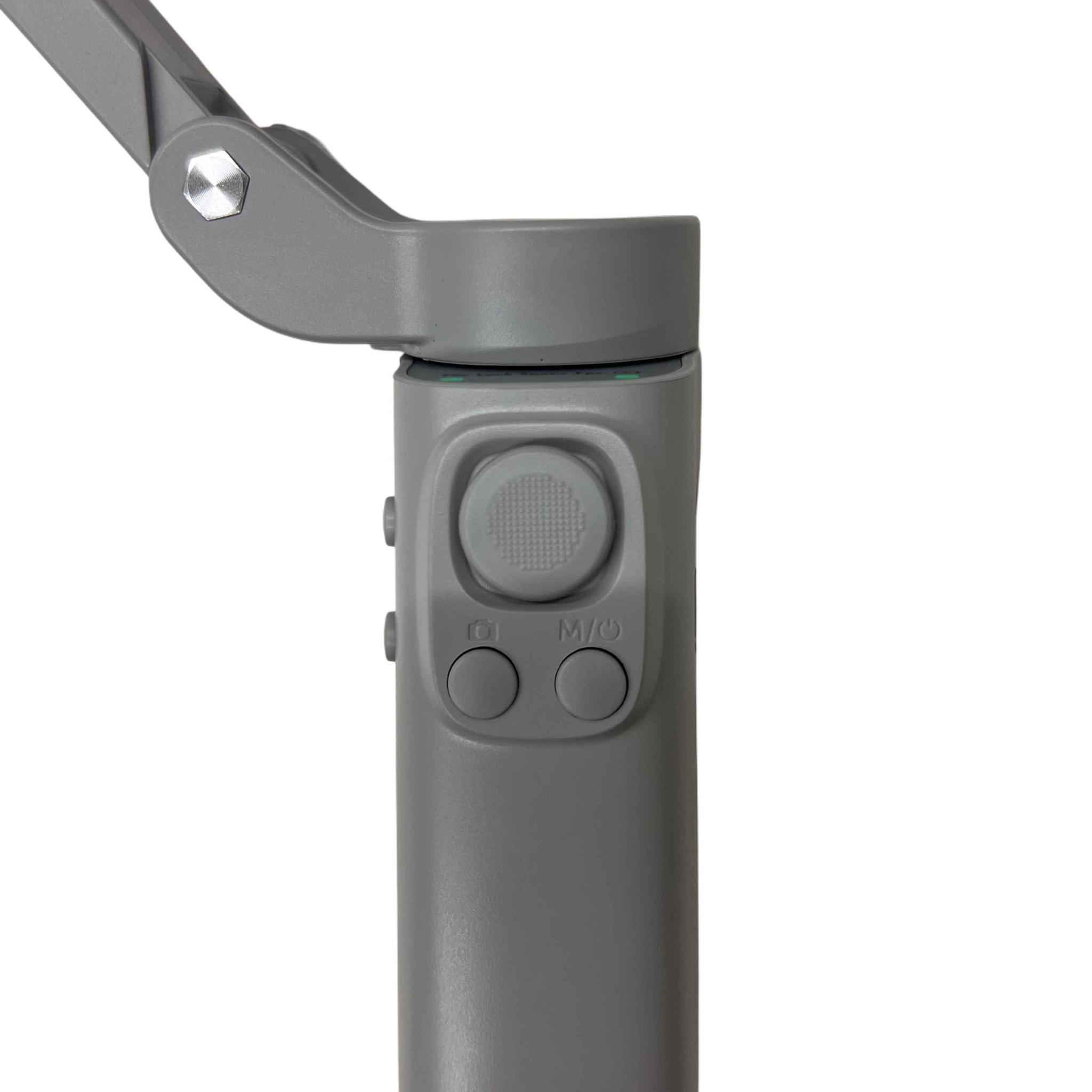 جيمبال موبايل F5 ثلاثي المحاور القابل للطي

• جيمبال موبايل ثلاثي المحاور (3-Axis) قابل للطي يمنحك تصوير أكثر ثباتًا وسهولة في الاستخدام.

• تصميم قابل للطي لسهولة الحمل والتخزين بدون أخذ مساحة كبيرة

• يدعم تتبع الوجه (Face Tracking) لتصوير تلقائي أثناء الحركة

• يحتوي على ميزة التقريب (Zoom Function) للتحكم بسهولة أثناء التصوير

• يدعم تصوير تايم لابس (Time Lapse) لالتقاط لقطات احترافية

• يعمل عبر تطبيق مخصص “Gimbal Play” من Google Play و App Store

• الموديل: F5
• نوع التثبيت: 3 محاور (3-Axis)
• زاوية الدوران (Roll): ‎-115° / 215°
• زاوية الإمالة (Pitch): ‎-55° / 55°
• زاوية الدوران الأفقي (Pan): ‎-165° / 165°
• وقت الشحن: 3 ساعات
• جهد الإدخال: 5V / 1A
• جهد التشغيل: 3.4V – 4.2V
• تيار التشغيل: 150mA – 3000mA
• وقت التشغيل: حتى 7 ساعات

• دعم حجم الهاتف:
 • العرض: 55 – 86 مم
 • السماكة: ≤ 12 مم بغداد, العراق


**إذا كنت صاحب هذا الإعلان وتريد حذفه لأي سبب، رجاءا أرسل رسالة إلى الدعم الفني**