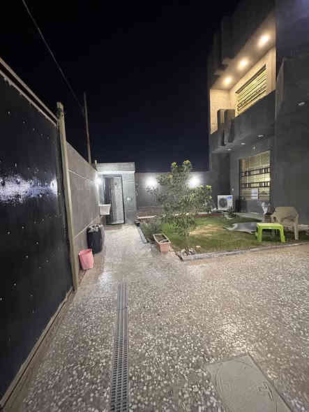 السلام عليكم بيت للبيع مساحة 300 م زراعي سند 25 
يحتوي ع حديقة 🌱
كراج سيارة 🚙 
أربع غرف نوم 
طابقين الطابق الارضي مطبخ واستقبال وصاله كبيرة وغرفتين ويحتوي ع تواليت داخلي وحمام داخلي 
الطابق الأول غرفتين وصاله كبيرة وحمام داخلي بس ارضية ماكامل #الموقع حي البتول الجسر الفرنسي السدة الي قبل الجسر مجمع طيبة السكني 
السعر خاص  هـ ***********
