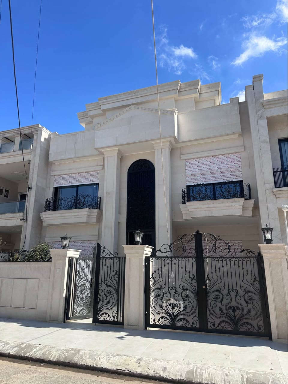 خانوو بۆ فرۆشتن
بیت للبیع
گەرەك(٣٢پارك)📍
٢٠٠م
فول فول
بیت للبیع🏡
بۆ زانیاری زیاتر پەیوەندیمان پێوە بکە 
☎️***********
https://wa.me/message/3UZF6G5J3GVVH1 أربيل, العراق
