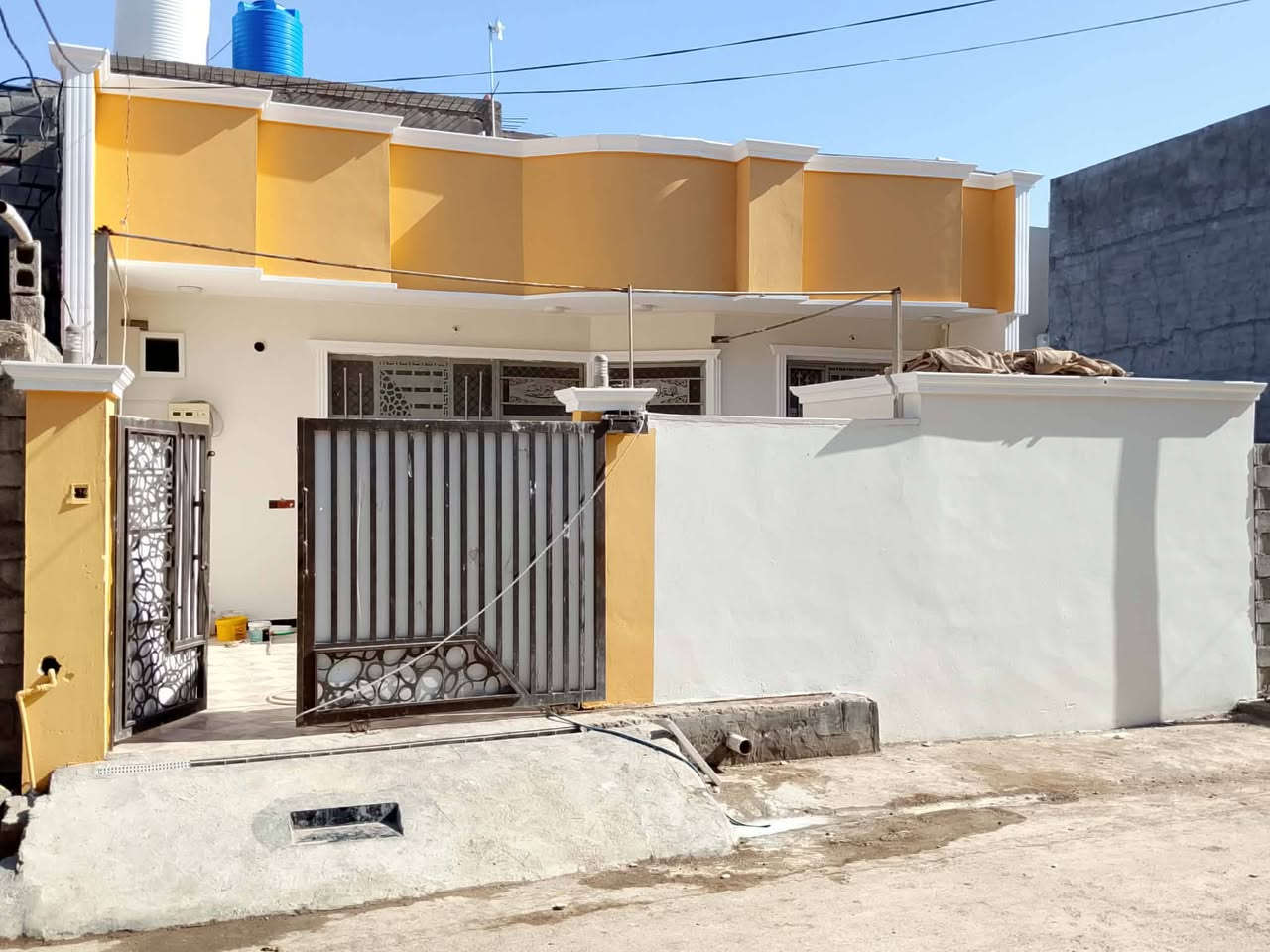 دار 200 متر طابق واحد بناء حديث خدمات كاملة ماء وكهرباء ومجاري وتبليط طابو زراعي للبيع الموقع زراعي حولي التحرير خلف المجمع الجديد ادريم ستي السعر 120 بي مجال ***********
