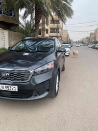 سورنتو موديل 2020 ماشيه 53 الف كيلو  سته سلندر سبعه راكب المواصفات مري...