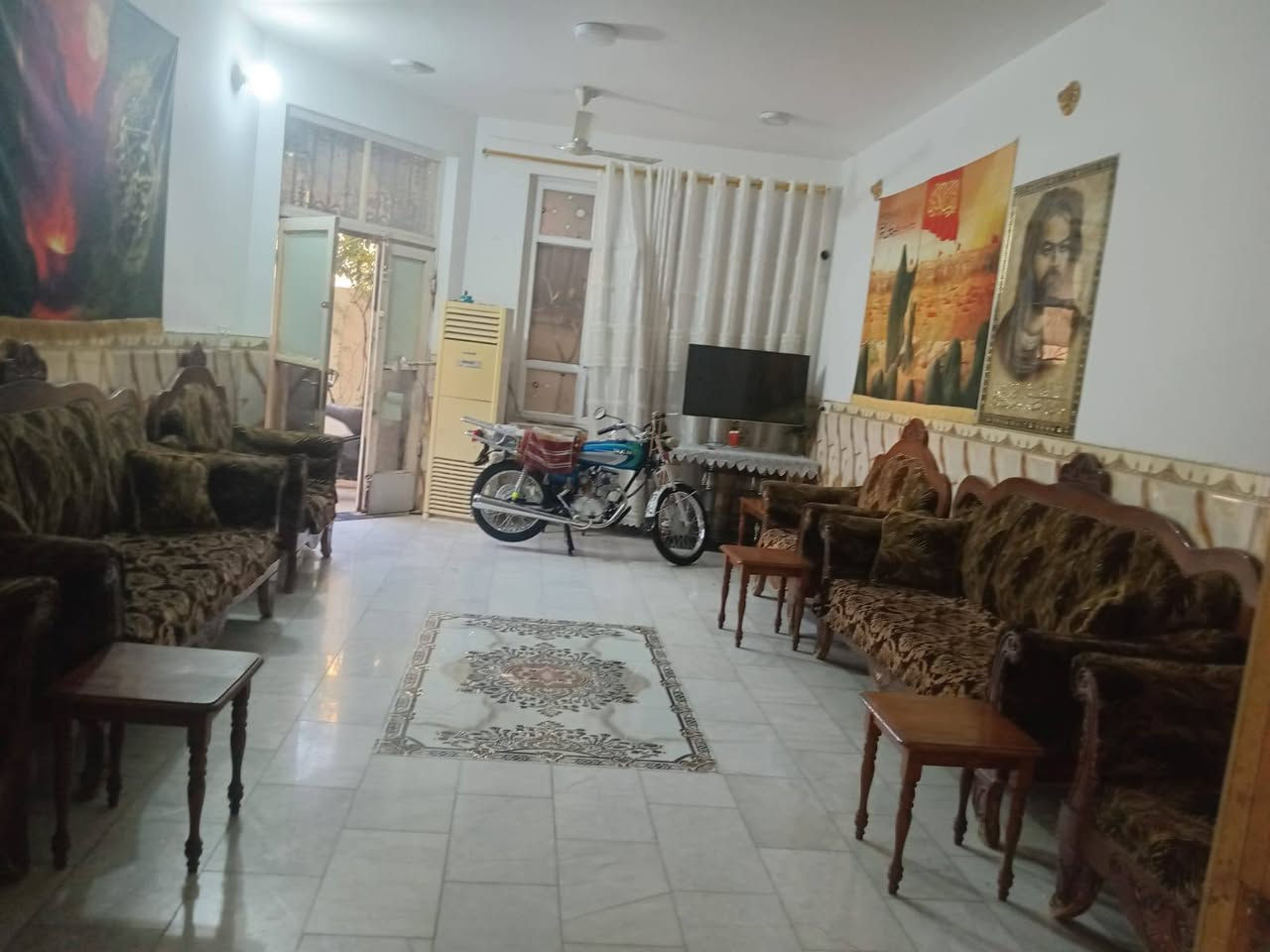 دار للبيع مساحته 250
حله شارع80
متكون من غرفتين نوم وكيلدور وصاله وصيات ومطبخ
طابق واحد 
للاستفسار ***********
