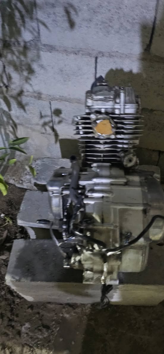 سلام عليكم غرض سوزاكي ٢٥٠ محرك عقل كتف شحن ويل امامي خلفي نضفه ١٠٠من ١٠٠ مع ليت كامل شغال مع كفرات مع ضفيره مع دبلات مع بريك امامي كله شغال رقم موجود وتساب ***********
