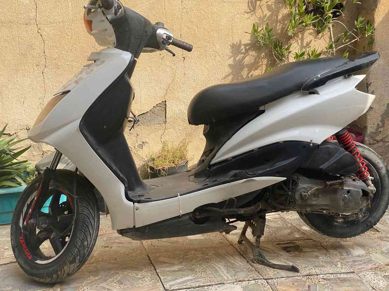 دراجه سكنس نثيه ياباني
كلشي بيه شغال اي عطل او نقص مابيه اطيه الك الك اكفلك المحرك كلشي شغال كلوب زنون اصليب جديد
سعر 325 وبيه مجال حك جيه تواصل فقط واتساب
***********
