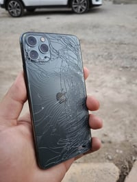 ايفون ١١ برو ماكس شاشه بيها خط  لمسها طبيعي وضهر مكسور ومبدل بطاريه ١٠...