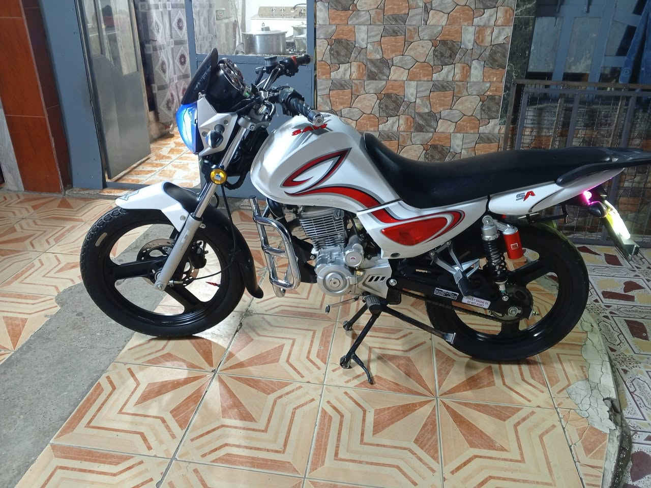 السلام عليكم ورحمه الله وبركاته دراجه سنكي للبيع موديل 2023 اوراق كامله بصمات 2 نظافه 90 بل 100 السعر خاص او اتصال عله رقم 
***********
