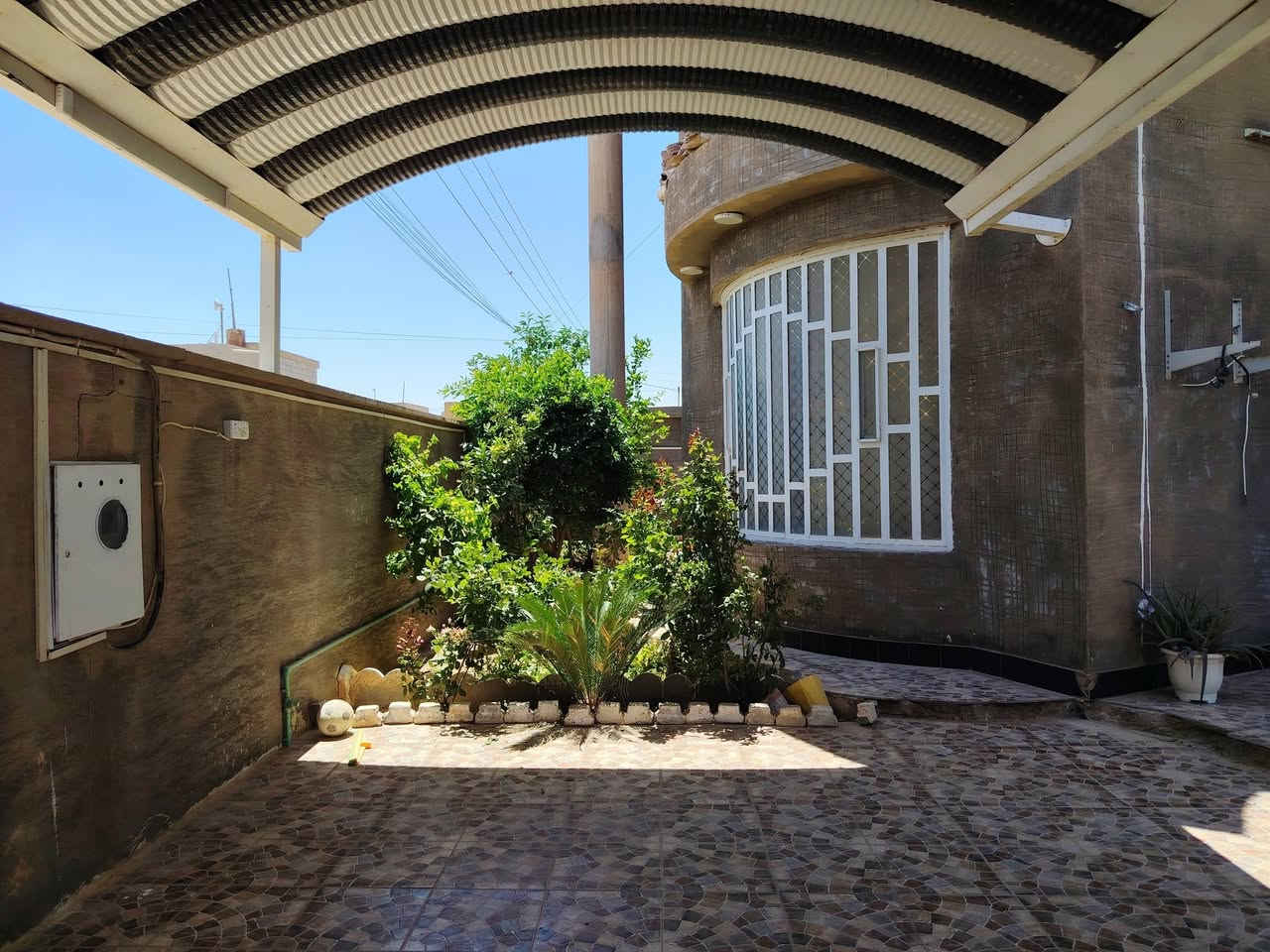 دار للبيع في حديثة حي المعلمين قرب مسجد المدينة المنورة مجمع الدوائر الحكومية ركن على شارعين
مساحة/٤٥٠ متر
الدار بناء حديث
يتكون الدار من :
الطابق الاول
مطبخ حار وبارد+مخزن
غرفتين نوم
وديوان
وهول
وصاله
وصحيات داخليه و خارجية
الطابق الثاني:
غرف نوم العدد ٣
وصحيات
ومخزن كبير
كل الدار مطبك سيراميك للاستفسار الاتصال على الرقم ***********
دار للبيع في حديثة حي المعلمين قرب مسجد المدينة المنورة مجمع الدوائر الحكومية ركن على شارعين
