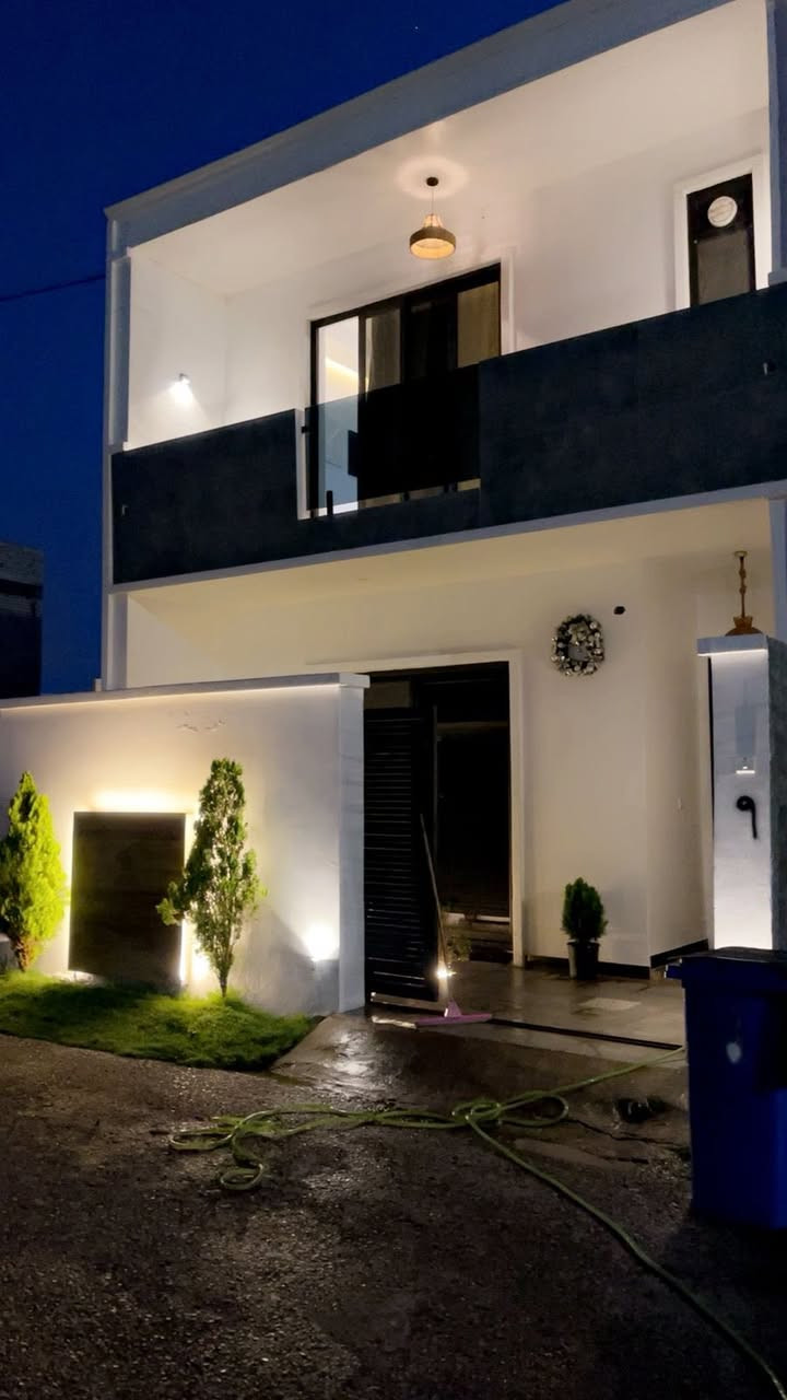 بيت للبيع مساحه 100م واجه 6وربع ونزال 16 طابو زراعي سند 25 في مجمع بهاء المدن طابقين يحتوي ع غرفتين نوم وصاله واستقبال ومطبخ وصحيات بناء درجه اولئ فول الفول السعر 145 مليون وبي مجال في الدورة منطقه البوعيثه للاستفسار الاتصال على الرقم *********** متوفر واتساب
