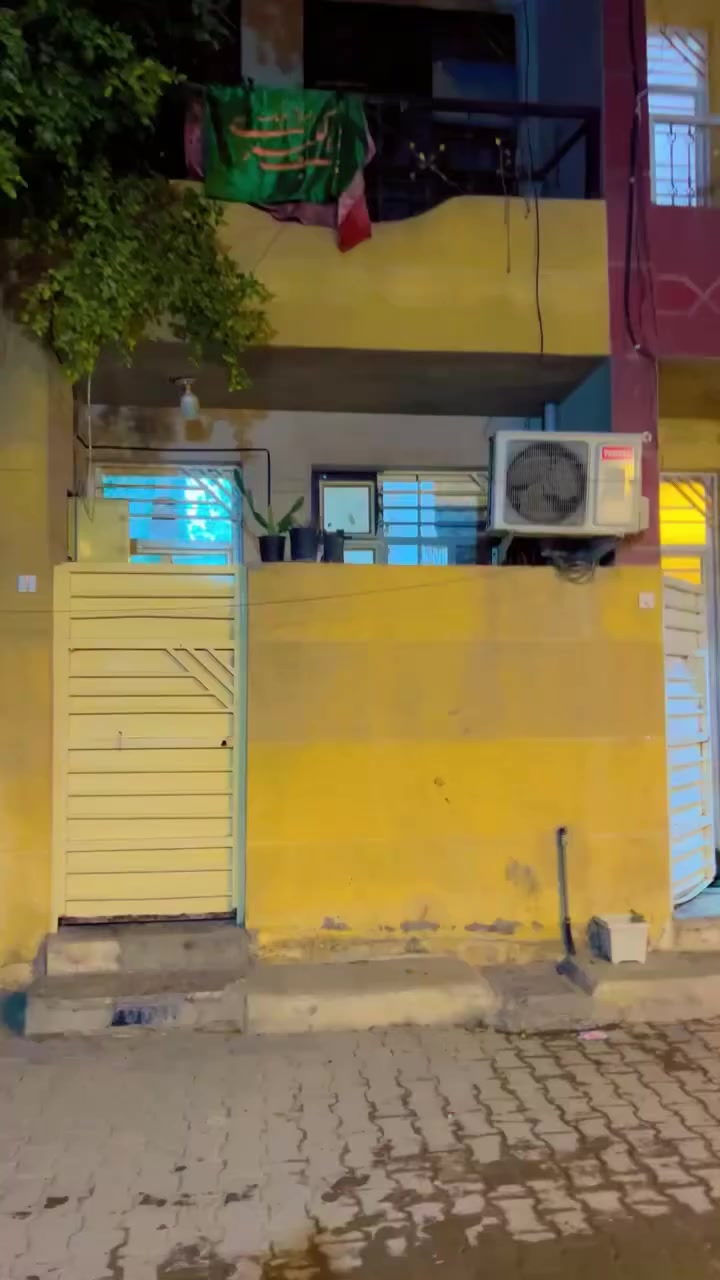 للبيع مساحه 52 ونص اول قطاع عن شارع العام قرّب الكهرباء 100 مليون جديد البيت طابق ونص الاتصال او واتساب ***********
