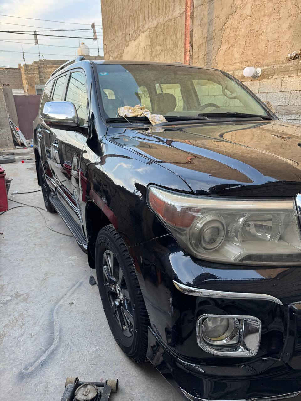 السلام عليكم للبيع لاندكروز موديل 2012 رقم بغداد انكليزي تحويل مباشر سيارة على وضع الشركة مكفولة من مكينة وكير تخم تاير صدر جديد السيارة مكفولة من الحادث والضربة والكص بيها صبغ مثل ما موضح بالسونار 
السعر 285 بي مجال العنوان البلديات 
0772 478 4478
