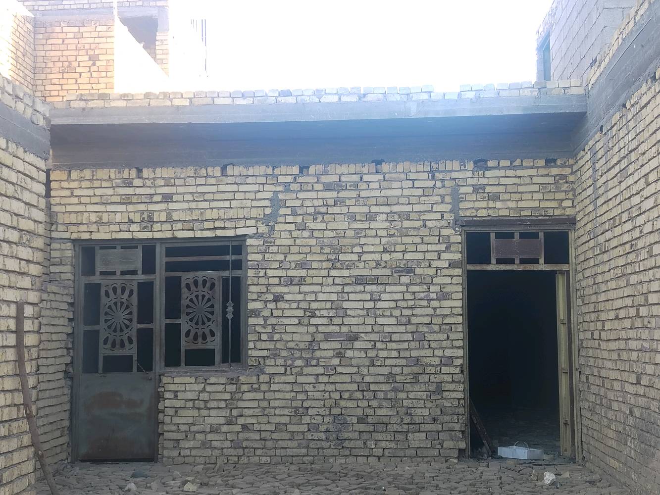 سلام عليكم ورحمة الله وبركاته بيت زراعي للبيع في دور الزراعه مقابيل البيطره مساحته 200م يحتوي عل غرفتين وصاله ودوانيه ومطبخ ملاحضه البيت واصل للبخ فقط بي وصل تطويب سعره 40 وبي البيت لايرهم لامرواس ولاقصاد بيع نقد نقد فقط للتفاوض أكثر مراسله الرقم او الاتصال عليه *********** 