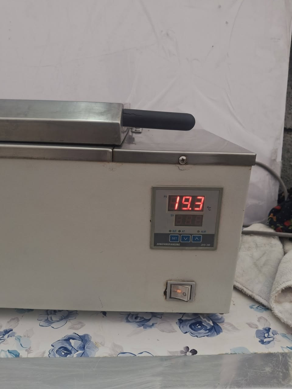 اجهزة مختبر للبيع 
1_وتر باث حجم كبير 
2_وتر باث حجم وسط 
3_ مجهر امريكي المنشأ 
السعر خاص او 
واتساب ***********
