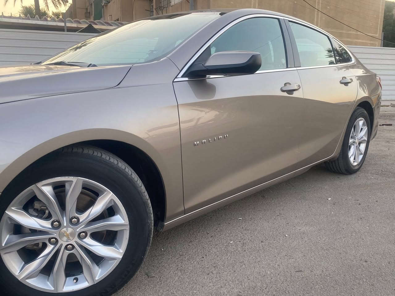 السلام عليكم
للبيع فقط بدون مراوس ولا اقساط
 ماليبو 2022 LT لون ذهبي 

ماشيه 58.500 mi  

الضرر/ حادثها باب خلفي جهة الراكب مبدل ومصبوغ ونص الجاملغ الخلفي ايرباك راجع سستم شركة 
بجم كبس شواصي لغود محرك كير كفالة عامة 

مواصفات LT المعروفة
🔴 بصمه ابواب + جنطه
🔴 تشغيل عن بعد 
🛑محرك 1500 توربو ✈️
🔴سايد بريك بصمه
🛑لدات اماميه نهاري 
🛑تبريد مناخي منفصل SYNC
🛑تبريد قطعتين امامي خلفي 
🛑شاشه كبيره 
🛑خرائط Gps📌
🛑كامره خلفيه دوارة 📷
🛑كروز مثبت سرعه
🛑شاشة ضبط واعطال بل دشبول

السياره جاهزه ونظيفه جداً بدون نواقص تخم تاير جديد 
وقبل اسبوع مسويلها ادامة تنظيف غرفة احتراق 
وتبديل هايدروليك الكير 
السعر // 140 بيها مجال بسيط 
مكاني بغداد السيدية
  
***********
متوفر اتصال و واتساب

الي مايعجبة السعر يدعيلنه بالرزق والله يوفق الجميع والسوك كلشي بيه
