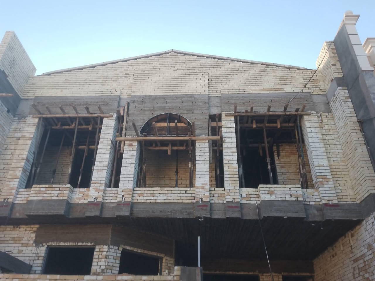 سلام عليكم خلفه بناء،طابوق وبلوك شغل درجه اولى ونضيف ستلام مهندس وسعار مناسبه رقم لاتصال ***********
