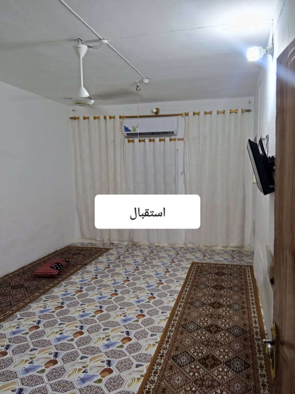 تحيه طيبه دار سكن للبيع مساحه200متر مربع موقعه شهداء شارع الاطلال مكانه صاير بالمربر يتكون الدار من طابق واحد غرفه عدد 2 هول +استقبال+مطبخ+صحيات خارجيه صحيات داخليه حديقه طرمه جبيره الدار بناء قديم عكاده بس ينسكن بي الشراء من راعيه حصرا لامطلوب لااسكان ولاقرض ولاشي مو ورثه للاستفسار عله سعر او تفاصيل اخرى اتصال عله رقم مو دلال اني ولامندوب ***********
