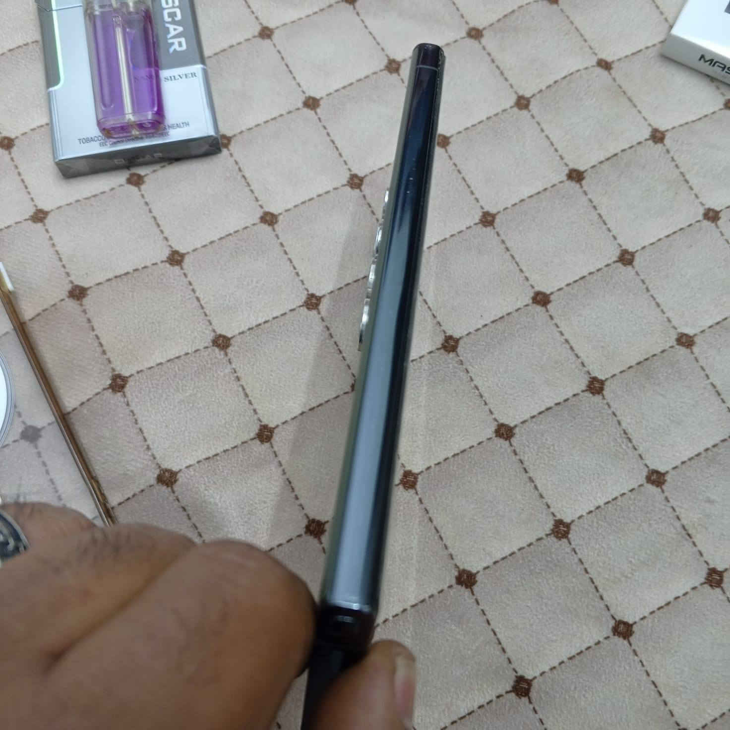 السلام عليكم s23البيع نضيف حيل 675 بغداد بسمايه *********** ويا كارتونه حافضات ثنين لزكات كامره
