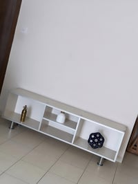 ميز تلفزيون • نضيف جدا • بدون ضرر